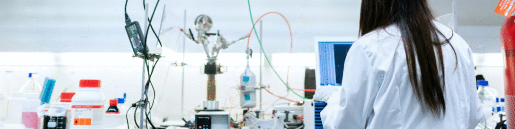 ingeniero químico en laboratorio